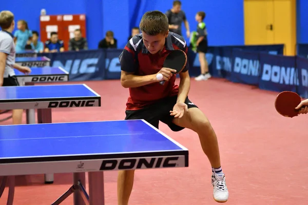 Orenburg, Rusia - 15 de septiembre de 2017 año: Niños jugando ping pong —  Fotos de Stock