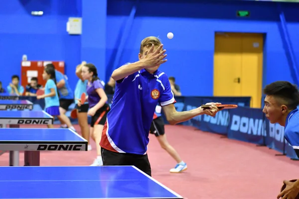 Orenburg, Russie - 15 septembre 2017 année : Des garçons jouent au ping-pong — Photo