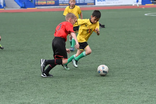 Orenburg, Rusya Federasyonu - 2017 yıl 28, Mayıs: çocuklar futbol oynamak