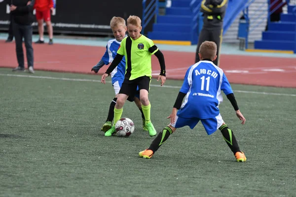 Orenburg, Rússia - 28 de maio de 2017 ano: Os meninos jogam futebol — Fotografia de Stock