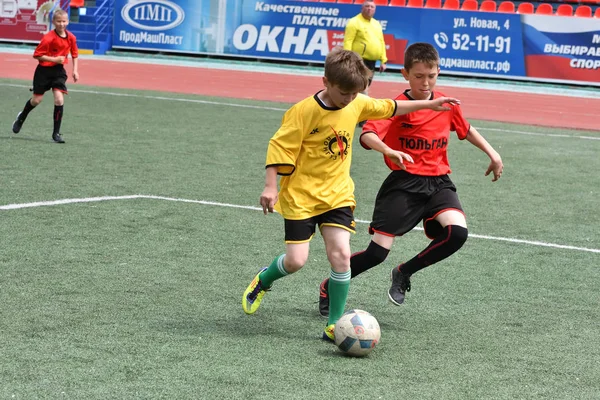 Orenburg, Rússia - 28 de maio de 2017 ano: Os meninos jogam futebol — Fotografia de Stock