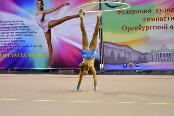 Orenburg, Federacja Rosyjska - 25 listopada 2017 roku: Dziewczyna wykonuje ćwiczenia gimnastyczne hoop w gimnastyce artystycznej — Zdjęcie stockowe