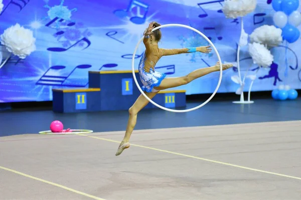 Orenburg, Rusko - 25 listopadu 2017 rok: dívka provádí cvičení s gymnastická obruč v rytmické gymnastice — Stock fotografie