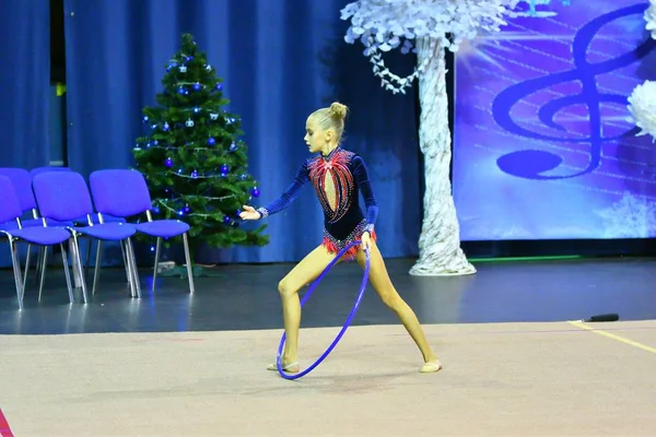 Orenburg, Rússia - 25 de novembro de 2017 ano: menina realiza exercícios com aro de ginástica em ginástica rítmica — Fotografia de Stock