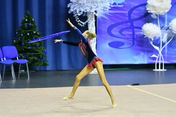 Orenburg, Rusia - 25 de noviembre de 2017 año: chica realiza ejercicios con aro gimnástico en gimnasia rítmica — Foto de Stock