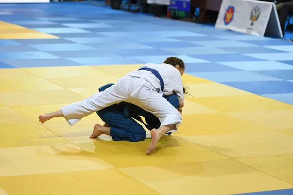 Orenburg, Rusia - 21 de octubre de 2016: Las niñas compiten en Judo —  Fotos de Stock