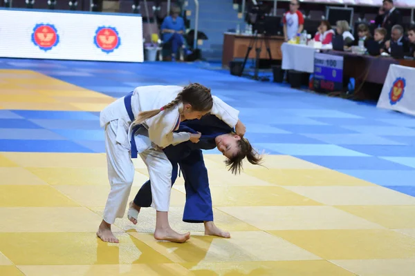 Orenburg, Russia - 21 October 2016: Girls compete in Judo — Stock Photo, Image