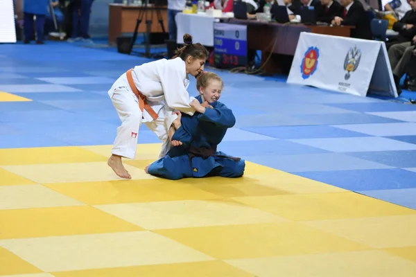 Orenburg, Venäjä - 21. lokakuuta 2016: Tytöt kilpailevat Judossa — kuvapankkivalokuva