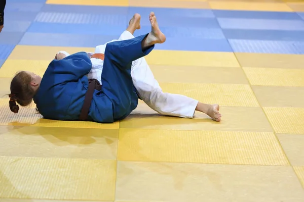 Orenburg, Ryssland - 21 oktober 2016: flickor tävla i Judo — Stockfoto