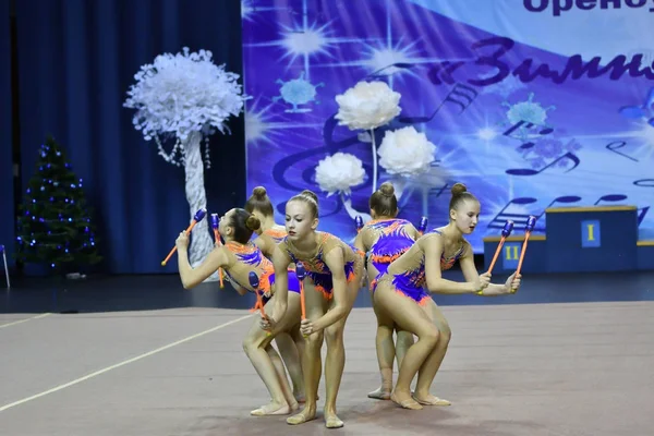 Orenburg, Rusland - 25 November 2017 jaar: meisjes concurreren ritmische gymnastiek oefeningen met sportclubs uitvoeren — Stockfoto