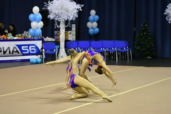 Orenburg, Russie - 25 novembre 2017 année : les filles participent à des exercices de gymnastique rythmique avec des clubs sportifs — Photo