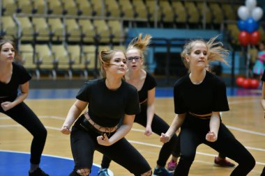 Orenburg, Rusya Federasyonu - 9 Aralık 2017 yıl: kız rekabet içinde fitness aerobik