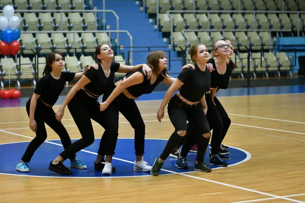 Orenburg, Rusia - 9 de diciembre de 2017 año: las niñas compiten en aeróbic fitness — Foto de Stock