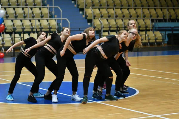 Orenburg, Rússia - 9 de dezembro de 2017 ano: meninas competem em aeróbica fitness — Fotografia de Stock