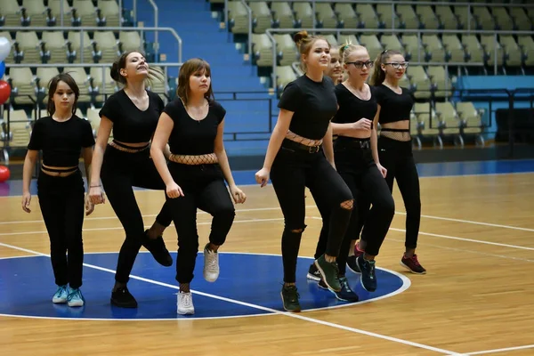 Orenburg, Rosja - zm. 9 grudnia 2017 roku: dziewczyny konkurować w fitness aerobik — Zdjęcie stockowe