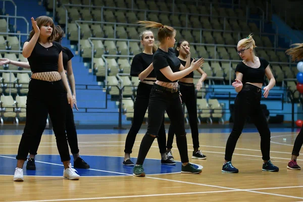 Orenburg, Rusia - 9 de diciembre de 2017 año: las niñas compiten en aeróbic fitness — Foto de Stock