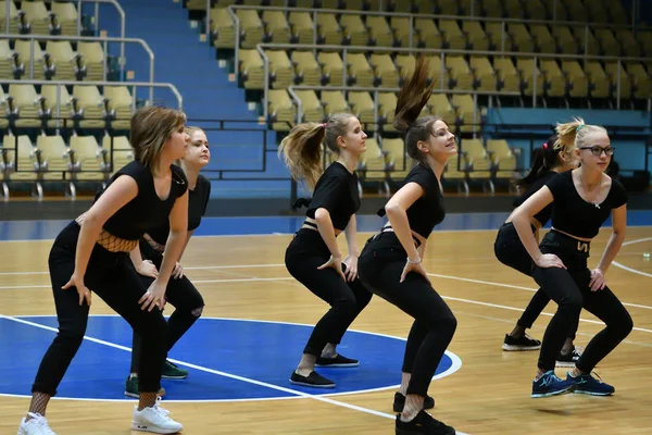 Orenburg, Ryssland - 9 December 2017 år: flickor tävla i fitness aerobics — Stockfoto