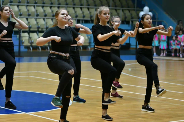 Orenburg, Rusko - 9 prosince 2017 rok: dívky soutěží ve fitness aerobiku — Stock fotografie