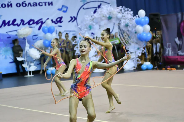 Orenburg, Federacja Rosyjska - 25 listopada 2017 roku: dziewczyny konkurować w gimnastyce artystycznej — Zdjęcie stockowe
