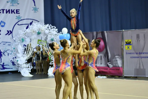 Orenburg, Rusko - 25 listopadu 2017 rok: dívky soutěžit v rytmické gymnastice — Stock fotografie