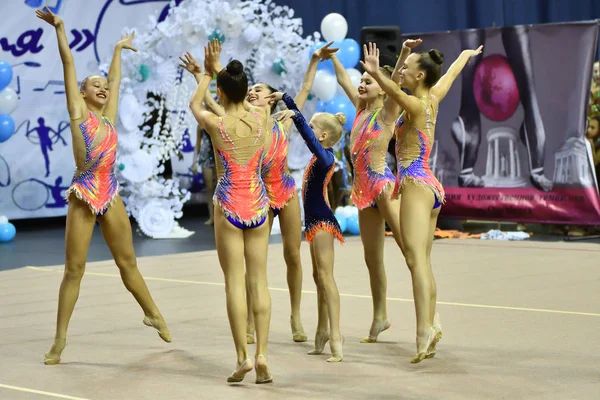 Orenburg, Russia - 25 novembre 2017 anno: le ragazze gareggiano nella ginnastica ritmica — Foto Stock