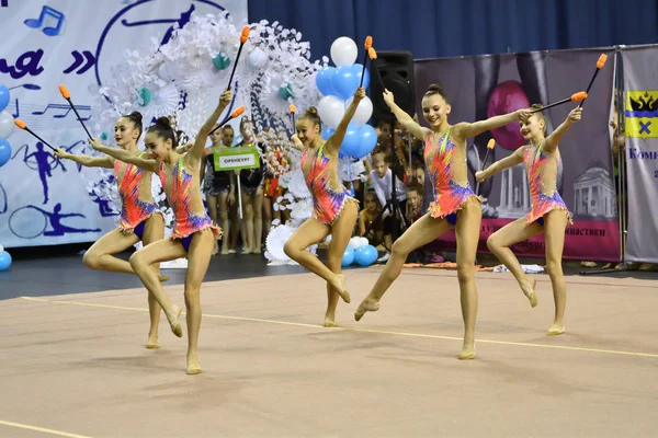 Orenburg, Rusia - 25 noiembrie 2017 an: fetele concurează în gimnastică ritmică — Fotografie, imagine de stoc