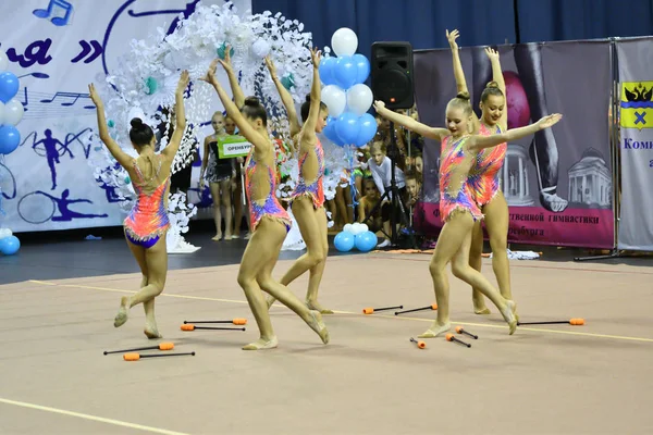 Orenburg, Rusia - 25 noiembrie 2017 an: fetele concurează în gimnastică ritmică — Fotografie, imagine de stoc