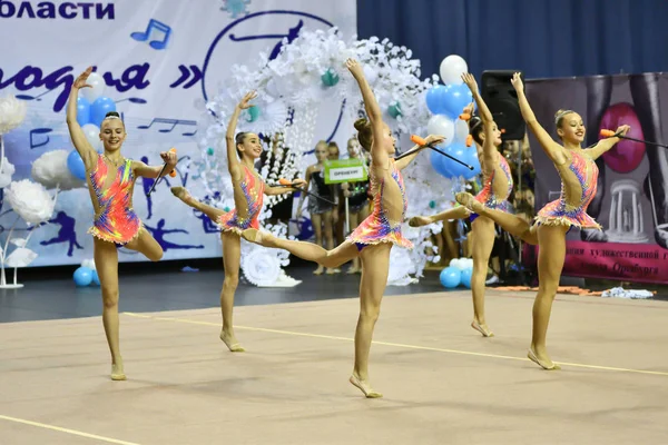 Orenburg, Rússia - 25 de novembro de 2017 ano: meninas competem na ginástica rítmica — Fotografia de Stock