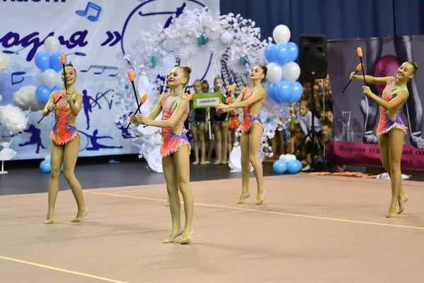 Orenburg, russland - 25. november 2017 jahr: mädchen wetteifern im rhythmischen turnen — Stockfoto