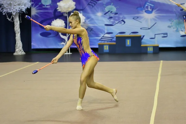 Orenburg, Rússia - 25 de novembro de 2017 ano: meninas competem em ginástica rítmica realizar exercícios com clubes esportivos — Fotografia de Stock