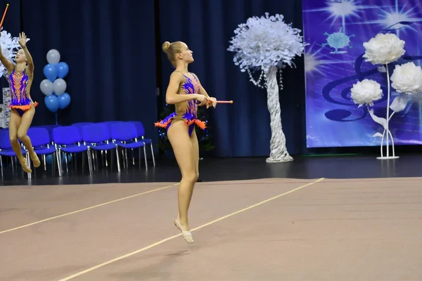 Orenburg, Oroszország - 2017. November 25. év: lányok versenyeznek ritmikus gimnasztika végre gyakorlatok Sport Klub — Stock Fotó