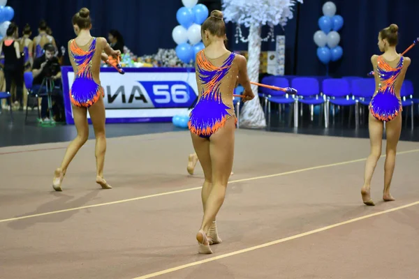 Orenburg, Russia - 25 novembre 2017 anno: le ragazze competono in ginnastica ritmica eseguire esercizi con club sportivi — Foto Stock