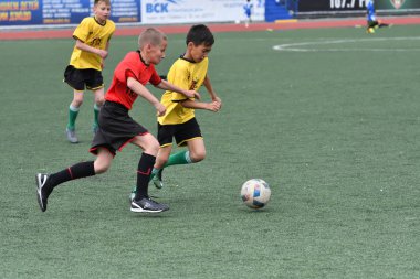 Orenburg, Rusya Federasyonu - 2017 yıl 28, Mayıs: çocuklar futbol oynamak