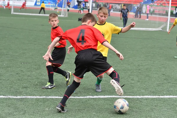 Orenburg, Rusia - 28 de mayo de 2017 año: Los chicos juegan al fútbol — Foto de Stock