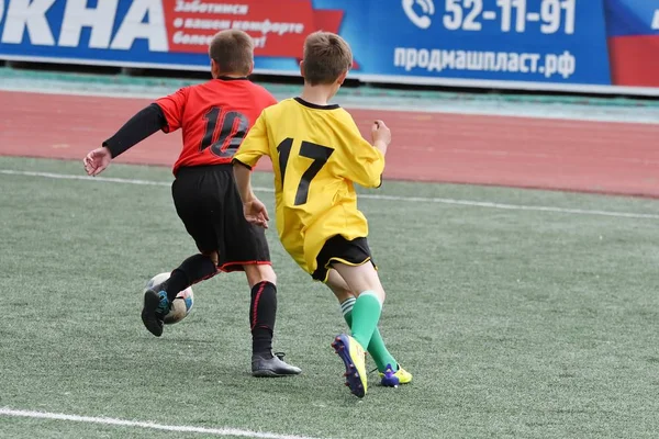 Orenburg, Rusia - 28 Mei 2017: Anak laki-laki bermain sepak bola — Stok Foto