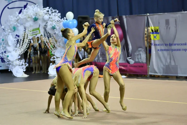 Όρεμπουργκ, Ρωσία - έτος 25 Νοεμβρίου 2017: κορίτσια ανταγωνίζονται στη ρυθμική γυμναστική — Φωτογραφία Αρχείου