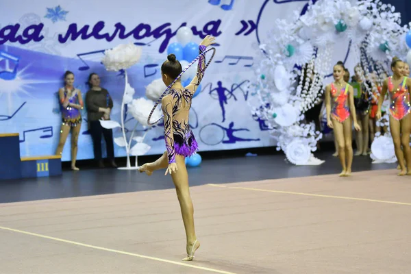 Orenburg, russland - 25. november 2017 jahr: mädchen wetteifern im rhythmischen turnen — Stockfoto