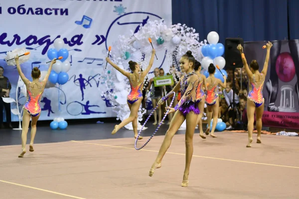 Orenburg, russland - 25. november 2017 jahr: mädchen wetteifern im rhythmischen turnen — Stockfoto