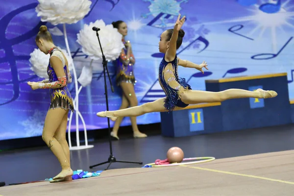 Orenburg, Rusko - 25 listopadu 2017 rok: dívky soutěžit v rytmické gymnastice — Stock fotografie