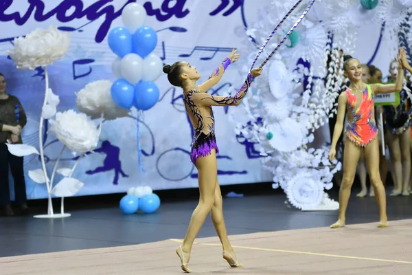 Orenburg, Rusia - 25 de noviembre de 2017 año: las niñas compiten en gimnasia rítmica — Foto de Stock