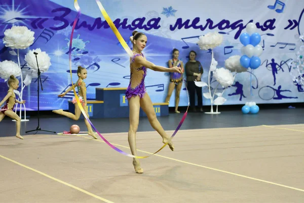 Orenburg, Rusko - 25 listopadu 2017 rok: dívky soutěžit v rytmické gymnastice — Stock fotografie