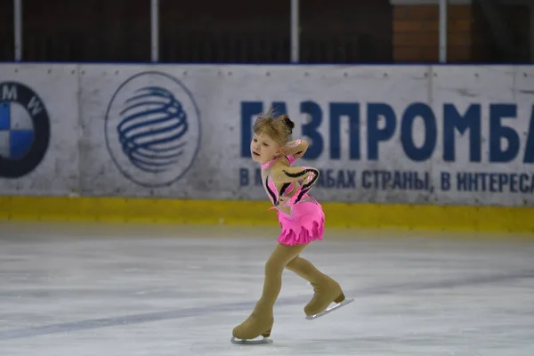 Orenburg, Russie - 25 mars 2017 année : Les filles concourent en patinage artistique — Photo