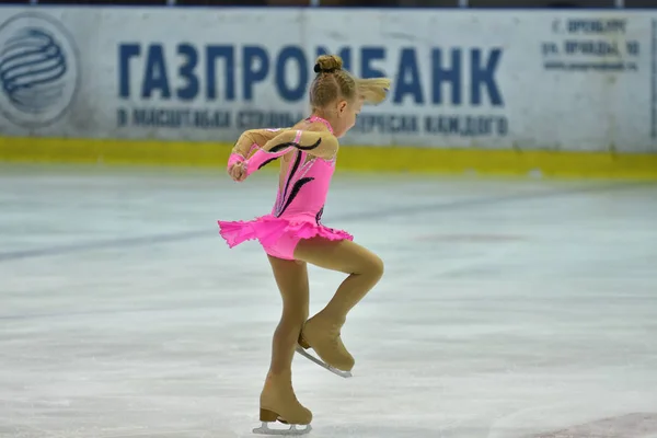 Orenburg, russland - 25. März 2017 Jahr: Mädchen messen sich im Eiskunstlauf — Stockfoto