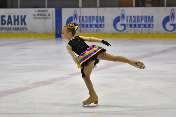 Orenburg, Rússia - 25 de março de 2017 ano: As meninas competem na patinação artística — Fotografia de Stock