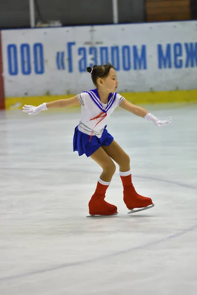 Orenburg, Rusia - 25 de marzo de 2017 año: Las niñas compiten en patinaje artístico — Foto de Stock