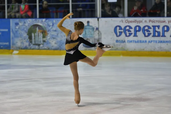 Orenburg, Rusya Federasyonu - 25 Şubat 2017 yıl: kız rekabet Artistik Patinaj — Stok fotoğraf