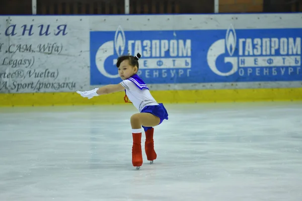 Orenburg, Russie - 25 mars 2017 année : Les filles concourent en patinage artistique — Photo