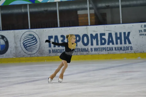 Orenburg, russland - 25. März 2017 Jahr: Mädchen messen sich im Eiskunstlauf — Stockfoto