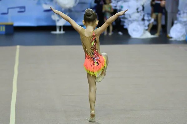 Orenburg, Rússia - 25 de novembro de 2017 ano: meninas competem na ginástica rítmica — Fotografia de Stock