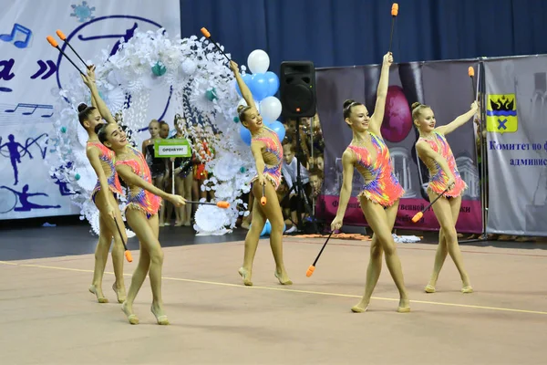 Orenburg, Rusko - 25 listopadu 2017 rok: dívky soutěžit v rytmické gymnastice — Stock fotografie